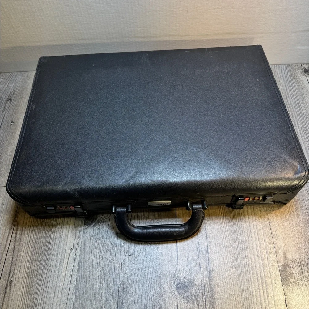 Vintage BergHOFF Worldwide 16 Piece Knife Set In Black Locking Carry Briefcase - Picture 10 of 11